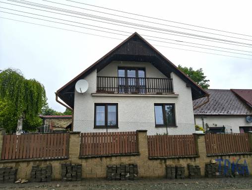 Chvalkovice - Prodej domu se třemi bytovými jednotkami, garáží a zahradou foto 1