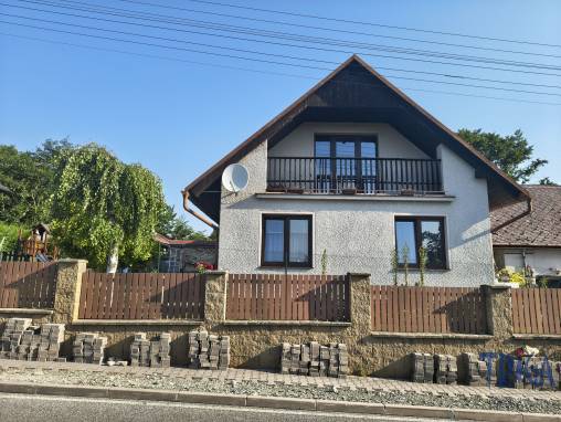 Chvalkovice - Prodej domu se třemi bytovými jednotkami, garáží a zahradou foto 1