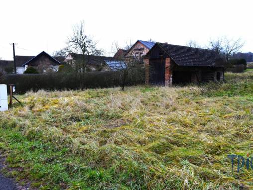Lužany - prodej pozemku o výměře 1656  m² se starší stavbou foto 1