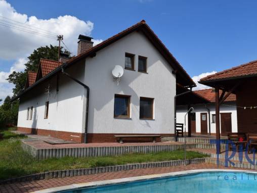 Kasalice - Dvougenerační rodinný dům s pergolou, bazénem a garáží foto 1