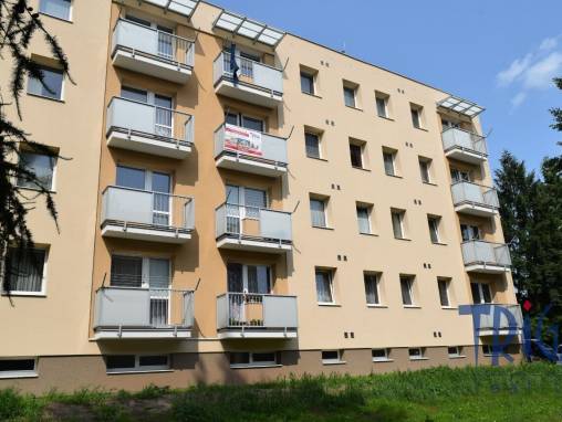 Dvůr Králové n. L. - cihlový byt 3+1 se dvěma balkóny a komorou foto 1