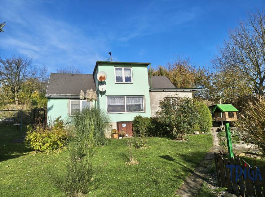 Čáslavky - prodej domu s dispozicí 4+1 s garáží a pozemkem 2858  m²