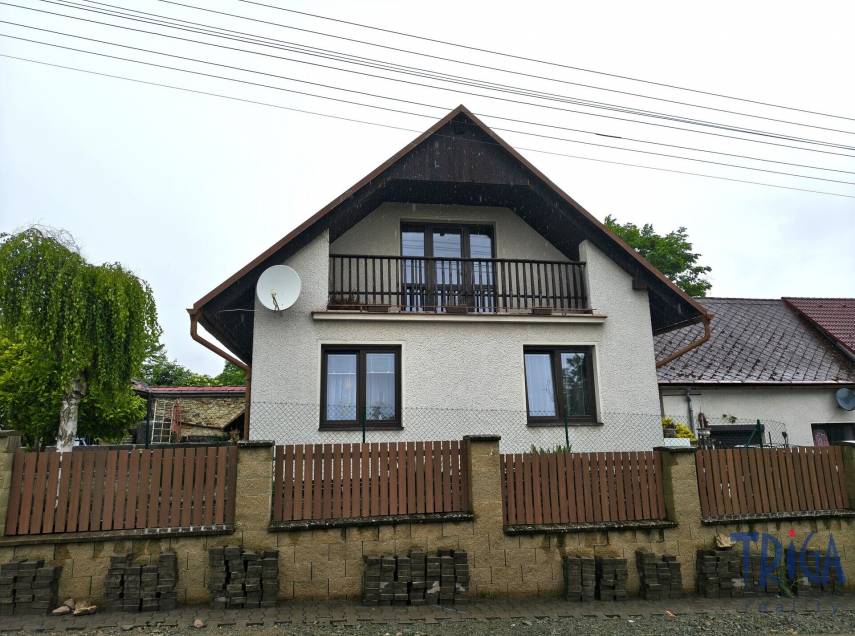 Chvalkovice - Prodej domu se třemi bytovými jednotkami, garáží a zahradou