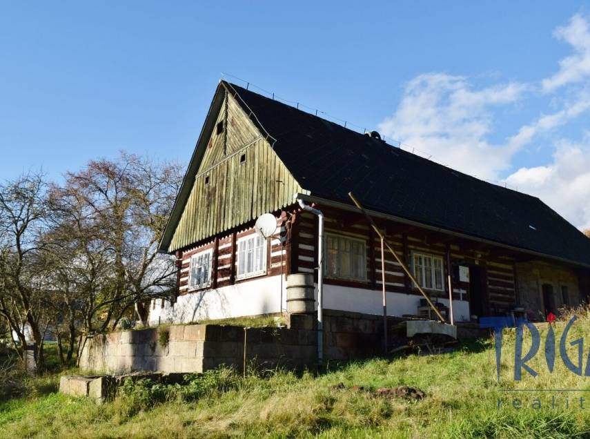 Mostek - Starší chalupa u lesa na Souvrati s velkým pozemkem