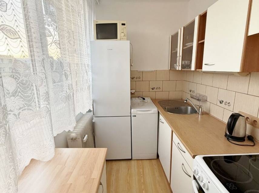 Dvůr Králové n. L. - Dlouhodobý pronájem pěkné garsonky