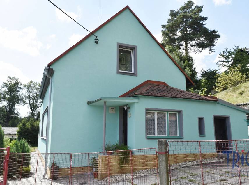 Náchod -  prodej rodinného domu s garáží a pozemkem 1271  m²