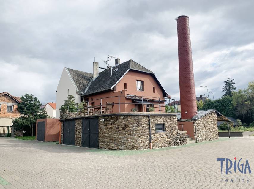 Budova se třemi byty, garážemi a stavební parcelou