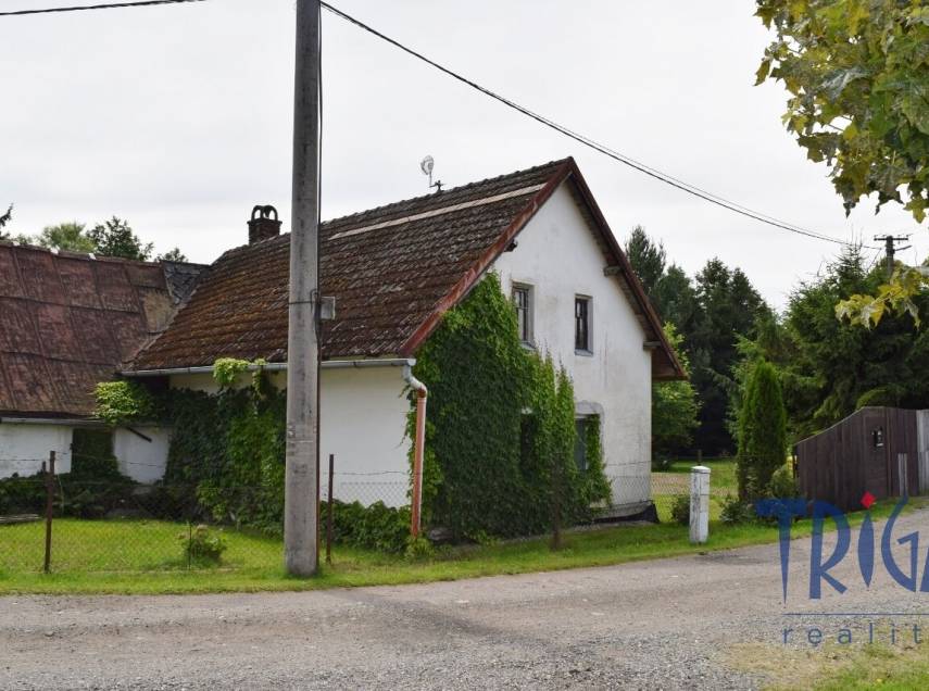 Litíč - rodinný dům se stodolami v Nouzově u Velichovek