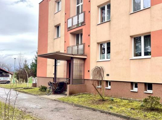 Byt 3+1 s balkónem a komorou v lukrativní části Jaroměře