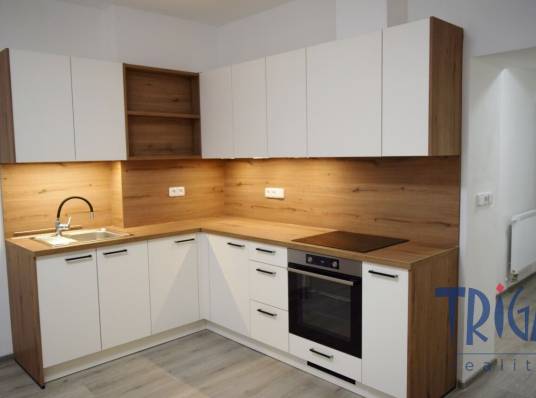 Dvůr Králové n. L. - Dlouhodobý pronájem luxusního bytu 2+1 na náměstí